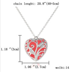 Collier photoluminescent avec cœur lumineux