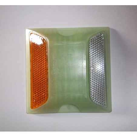 Plot routier photoluminescent et rétroréfléchissant