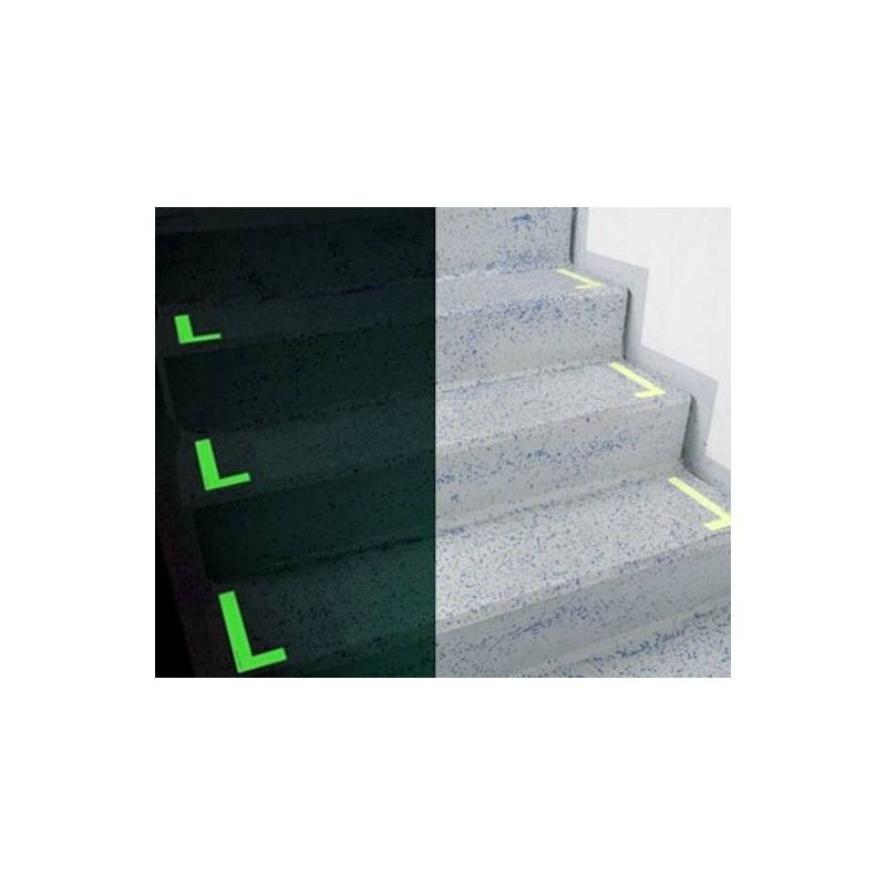 Marqueurs photoluminescents en L pour marches d'escaliers.  Marqueurs photoluminescents en L pour marches d'escaliers.